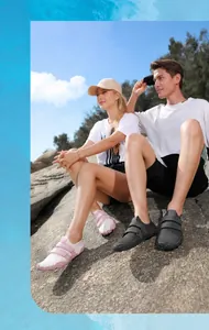 Detalle de zapatos de agua de cinco dedos rosas y grises con correas en playa de rocas