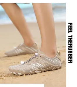 Détail de chaussures de plage kaki avec lacets élastiques et maille respirante