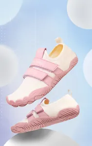 Detalle de zapatos descalzos rosas con correas de fitness y suela de goma antideslizante