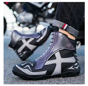 Detalle de botas de moto con protecciones reforzadas y paneles de ventilación