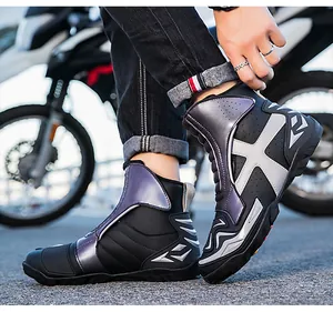 Detalle de botas de moto de caña alta con detalles morados y suelas de goma antideslizantes