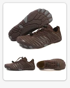 Vue détaillée de chaussures d'eau marron avec semelle antidérapante et lacets élastiques