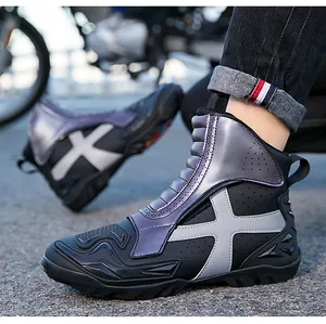 Detalle macro de botas de moto con paneles iridiscentes y suelas de goma
