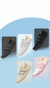 Detalle de zapatos acuáticos de cinco dedos con suelas antideslizantes en varios colores