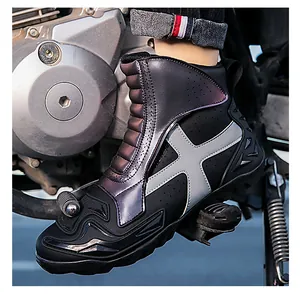 Detalle de botas de moto de caña alta con rejillas laterales y paneles morados metálicos