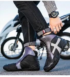 Detalle de botas de moto negras con toques morados y puntera reforzada de protección