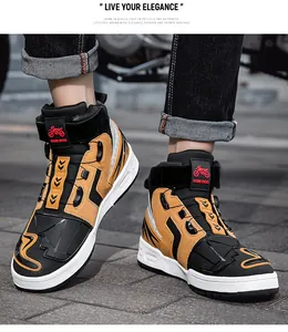 Detalle de botas de moto de caña alta con correas de velcro y diseño negro y amarillo
