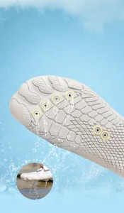 Detalle de suela para calzado de agua con agarre de panal y orificios de drenaje rápido