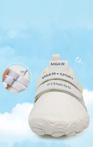 Detalle de zapatillas de fitness blancas con correas dobles y malla transpirable