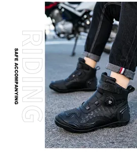 Detalle de botas de moto negras con sistema de cordones giratorios y correa de velcro