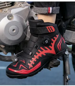 Detalle de botas de moto de caña alta con detalles rojos y sistema de cierre giratorio