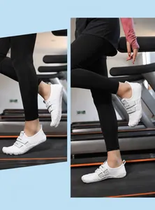 Detalle de la parte superior de malla blanca transpirable y correas de velcro fitness