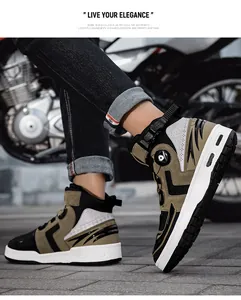 Detalle de botas de moto con sistema de cordones de hebilla giratoria y suela de aire