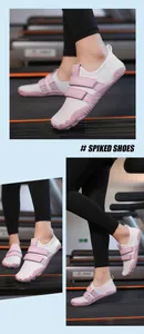 Detalle de zapato deportivo de punto blanco con correas rosas y suela de goma antideslizante