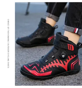 Detalle de botas para moto en negro y rojo con sistema de cierre de perilla giratoria