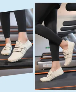 Detalle de zapatillas de fitness de malla transpirable con velcro y suela antideslizante