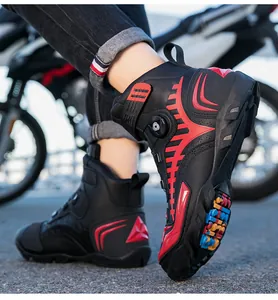 Detalle de botas de moto con sistema de ajuste por perilla y almohadilla de cambio