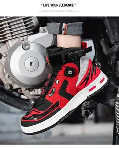 Detalle de botas de moto con sistema de cierre rápido y correa de ajuste en el tobillo