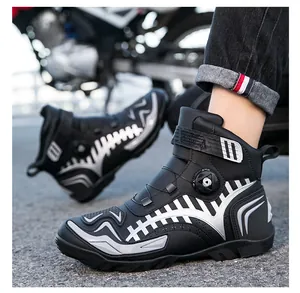 Detalle de botas de moto negras con detalles plateados y sistema de cierre giratorio