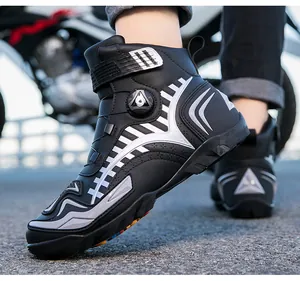 Detalle de botas de moto de caña alta con hebilla giratoria y protectores laterales