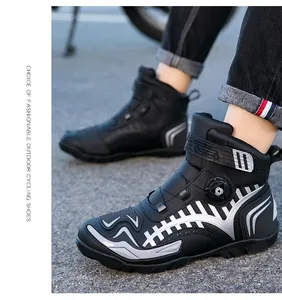 Detalle de la bota de moto con sistema de cordones giratorios y tiras reflectantes plateadas