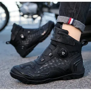 Detalle de bota de moto mostrando el sistema de cierre rotativo y la protección de tobillo