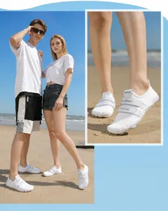 Detalle de zapatos de agua blancos transpirables con triple cierre de velcro ajustable