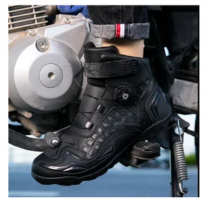 Detalle de botas negras para moto con cierre de dial rápido y refuerzos protectores
