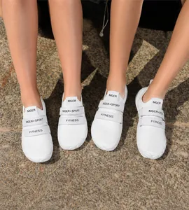 Detalle del tejido fly-knit transpirable y el doble cierre de velcro en calzado deportivo