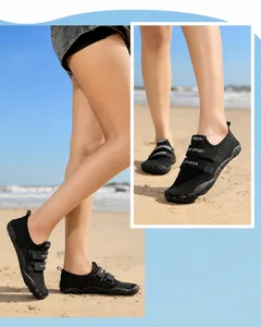 Detalle de zapatillas de agua negras transpirables con velcro y suela de goma antideslizante