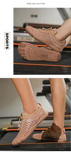 Nahaufnahme von Barfußschuhen auf einem Laufband mit atmungsaktivem Mesh und Schnellschnürung