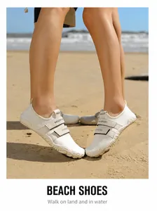 Primer plano de zapatos de playa blancos con tejido de punto transpirable y velcro