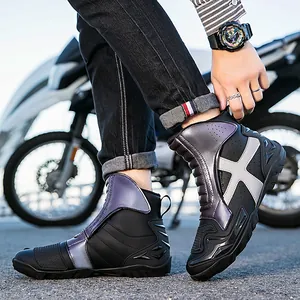 Botas de moto para hombre negras con paneles reflectantes morados y suela antideslizante