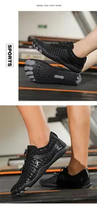 Detail der rutschfesten Gummisohle und des atmungsaktiven Wabennetzes der Badeschuhe