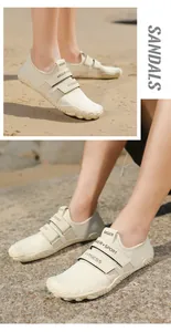Detalle de calzado beige transpirable de pies descalzos con triple cierre de velcro