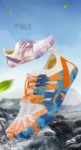Detalle del sistema de cordones rápidos y malla transpirable en zapatos de agua outdoor