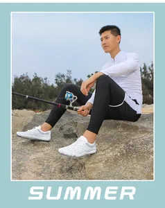 Outdoor-Aufnahme weißer schnelltrocknender Wat-Schuhe mit atmungsaktivem Mesh-Gewebe