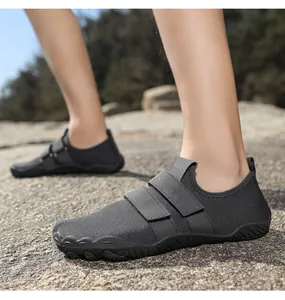 Detalle de calzado de cinco dedos gris transpirable con correas de velcro deportivo