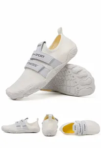 Detalle de zapatos blancos transpirables para exterior con velcro y suela de goma antideslizante