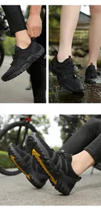 Detalle de zapatos de agua de malla transpirable con suelas de goma y cordones rápidos