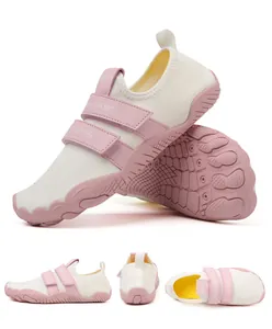 Zapatos de agua rosa transpirables de cinco dedos con cierre de velcro y suela de goma