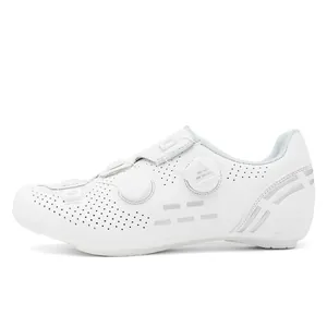 Dettaglio scarpe da ciclismo bianche con doppi rotori e fori di ventilazione traspiranti