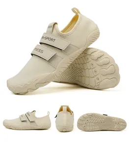 Detalle de zapatos barefoot de punto beige con cierre de velcro y suela de goma deportiva