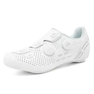Dettaglio di scarpe da ciclismo bianche con doppie fibbie rotanti e fori di traspirazione laser