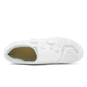 Dettaglio di scarpe da ciclismo bianche con doppia rotella e fori di ventilazione