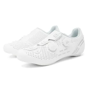 Dettaglio scarpe da ciclismo bianche con doppia chiusura a rotore e fori traspiranti