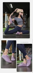 Dettaglio scarpe sportive in mesh viola traspirante per yoga e palestra indoor