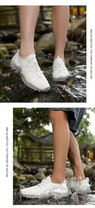 Foto de acción de zapatos de agua blancos transpirables con suelas de goma en un arroyo