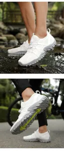 Detalle de zapatos de agua blancos con suelas antideslizantes y sistema de cordón rápido