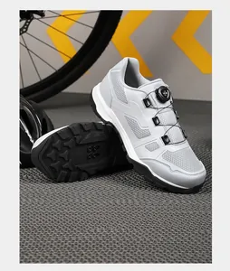 Nahaufnahme grauer Mountainbikeschuhe mit Drehverschluss und passenden MTB-Schuhplatten